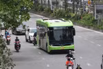 Vinbus thử nghiệm lộ trình trên đường phố Thủ đô trước khi chính thức vận hành