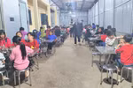 Bữa cơm bán trú níu chân học sinh Mường Tè ở lại trường 
