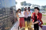 Chủ tịch Quốc hội dâng hương tưởng niệm các Anh hùng liệt sĩ tại Vĩnh Long
