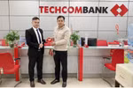 Techcombank trao thưởng ô tô VinFast cho doanh nghiệp may mắn