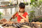 Nghị lực của cô gái khiếm khuyết làm nghề chạm khắc gỗ