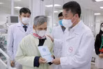 Lãnh đạo BHXH Việt Nam thăm, tặng quà các bệnh nhân khó khăn tại Hà Nội