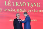 Trao Huy hiệu 45 năm tuổi đảng tặng đồng chí Trần Quốc Vượng