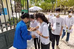 Sinh viên tình nguyện “vượt nắng, thắng mưa” đồng hành cùng thí sinh