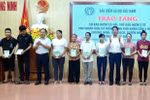 Trao tặng sổ BHXH, thẻ BHYT cho người dân có hoàn cảnh khó khăn tại Quảng Bình