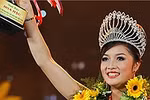 Sự thật đằng sau việc từ bỏ vương miện của Hoa hậu dân tộc VN 2011?