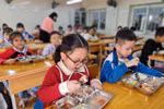 Hợp đồng dịch vụ nấu ăn giảm áp lực cho nhà trường, chất lượng bữa ăn ra sao?