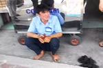 Bị trộm xe máy ngay trước mặt, nam sinh viên bật khóc nức nở