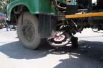 Xe tải vượt đèn đỏ cuốn xe máy vào gầm, 2 thanh niên nguy kịch