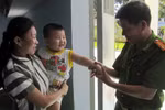 Đắng lòng những đứa trẻ theo mẹ vào tù 