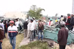 Cần cẩu bất ngờ đổ sụp, hàng trăm người thoát chết trong gang tấc