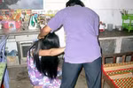 Bồ nhí chỉ đạo chồng dúi vợ vào bãi nước thải, lột trần giữa phố