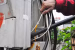Nghi vợ ngoại tình, chồng chích điện vợ đến chết