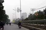 Bé 1 tuổi rơi từ tầng 4 xuống đất khi cha mải lấy quần áo