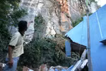 Sạt lở núi đá Ngũ Hành Sơn, đè nát nhà dân