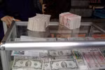 Mất 51 triệu sau khi được thưởng ... 1 USD vì cho Tây xem tiền