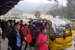 Sao lại ép dân mua vé vào cửa Phật?