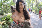 "Hot girl" Đài Loan bị khỉ tụt váy vì tưởng là... trái cây
