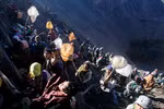 Ảnh: người Indonesia mạo hiểm cướp thức ăn của các vị thần