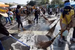 Video: Người biểu tình Bangkok dọn dẹp đường phố đón sinh nhật Nhà Vua