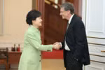 Bill Gates bị báo Hàn chỉ trích vì bắt tay "thô lỗ" với Tổng thống 