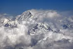 Hàng ngàn người leo núi bị kẹt ở Everest