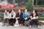 Lương hưu thấp, hàng chục cô giáo lặn lội đi đòi quyền lợi