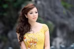 Lý Nhã Kỳ nõn nà trong áo dài vàng óng