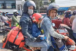Học sinh, sinh viên Sài Gòn về quê ăn tết được tặng nước suối