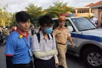 TP.HCM: Thí sinh bị gãy cả 2 tay được xe CSGT đưa đón 2 ngày thi tốt nghiệp