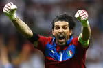 Gianluigi Buffon xứng danh “người nhện”
