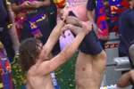 Puyol lột áo Valdes; Pique ‘đánh nhau’ với Fabregas