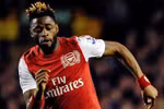 Chào tạm biệt đồng đội, Alex Song lên đường đến Barca