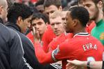 Evra nắm tay dàn hòa, Suarez thô bạo giằng tay lại