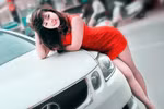 Kiều nữ Trà Ten ‘đỏ rực rỡ’ bên xe Lexus trắng