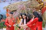 Hải Phòng: Học sinh trổ tài gói bánh chưng, cắm hoa trong dịp Tết