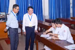Phó chủ tịch Hải Phòng động viên thí sinh bị gãy tay ngồi phòng thi "đặc biệt"