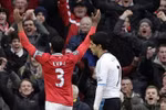 Tương phản: Suarez cúi đầu lầm lũi, Evra nhảy cẫng vỡ òa