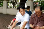 Phụ huynh đưa con từ Hà Nam lên Thủ đô thi vào lớp 10 chuyên ngữ