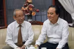 Bộ trưởng Phùng Xuân Nhạ tới thăm, chúc mừng Giáo sư Trần Hồng Quân 