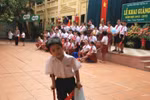 Xúc động hình ảnh "chú lính chì" Thiện Nhân vào lớp 1