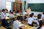 Hàng trăm giáo viên bị sa thải