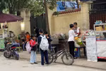 Lo lắng chất lượng ATTP của hàng quán rong "bủa vây" khu vực trường học