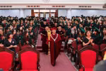 Sao phải ầm ĩ chuyện lễ phục tốt nghiệp Trường Đại học Kinh tế?