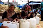 Ba bà lão uống 4 lít rượu: Người chết, kẻ hôn mê
