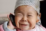 Bé gái 1 tuổi bỗng dưng biến thành bà lão 80