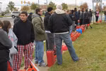 Hậu bão Sandy, dân New York rút súng dọa nhau vì xếp hàng mua xăng