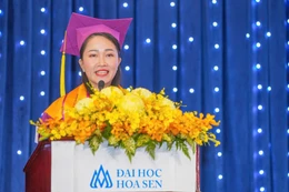 Tân Thạc sĩ Đỗ Như Thảo - Thủ khoa ngành Quản trị dịch vụ du lịch & lữ hành phát biểu. Ảnh: HSU.