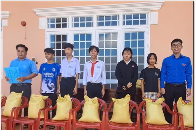 Thầy giáo tích cực làm thiện nguyện với tâm niệm "làm gương cho học trò"
