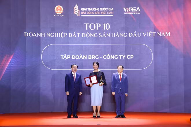 Bà Trần Tuyết Nhung – Phó tổng Giám đốc Tập đoàn BRG nhận Danh hiệu giải thưởng Top 10 Doanh nghiệp Bất động sản hàng đầu Việt Nam.